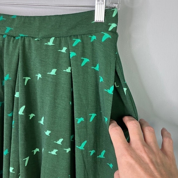 LuLaRoe Green Goose V Formation Madison Pleated Swing Skirt with Pockets Size M - Picture 10 of 12